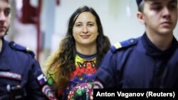 Художница Саша Скочиленко в здании суда, архивное фото