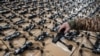 Украинский военнослужащий показывает FPV-дроны, предоставленные фондом Come Back Alive одной из украинских воздушно-десантных бригад, на фоне нападения России на Украину, в Киеве, Украина, 14 февраля 2024 года