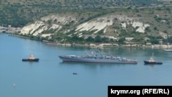 Корабль проекта 1135 в Севастопольской бухте. С начала войны против Украины бортовые номера российских кораблей закрашены. Архивное фото