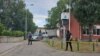 Policia e Kosovës e rrethon me shirit një objekt në veri të vendit, gjatë një aksioni për mbylljen e komunave paralele serbe, 30 gusht 2024.