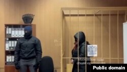 Russian journalist Nika Novak (right) appears in a courtroom in Moscow after her arrest in December 2023.