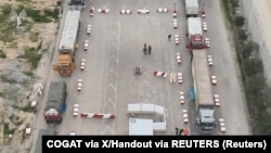 Humanitarni kamioni čekaju na graničnom prelazu Kerem Shalom, 12. decembar 2023. 