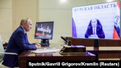 Владимир Путин заслушивает доклад губернатора Курской области Алексея Смирнова