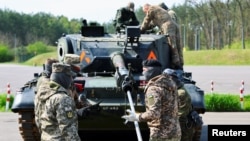 As part of the EU Military Assistance Mission in support of Ukraine (EUMAM), Ukrainian soldiers take part in maintenance training on Leopard 1A5 tanks at the Bundeswehr base in Germany. (file photo)