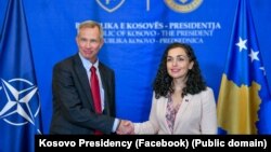 Presidentja e Kosovës, Vjosa Osmani, e pret në takim ndihmëssekretarin e Përgjithshëm për Operacione i NATO-s, Thomas Goffus, Prishtinë, 29 gusht.