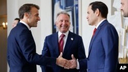 Президент Франции Эмманюэль Макрон (слева) приветствует специального посланника США Стива Уиткоффа (в центре) и государственного секретаря США Марко Рубио перед встречей в Елисейском дворце в Париже, 17 апреля 2025 года