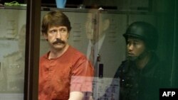 Виктор Бут доставлен в суд Бангкока (Таиланд, октябрь 2011 года)