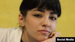 خانواده شاکرمی گفتهاند که به آنها اجازه داده نشد تا پیکر دخترشان را مشاهده کنند