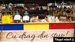 Apicultorii români sunt nevoiți să vândă mierea vrac în străinătate, de unde produsul se întoarce în România în borcane și la prețuri mai mari. Asta pentru că în România nu sunt prea multe unități care să prelucreze mierea vrac și s-o transforme într-un produs comercial.