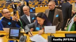 Форумда катнашучылар декларацияне имзалый. Сулда – Руслан Габбасов, имзалаучы – Юлия Фәйзрахманова
