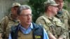 Специальный представитель Госдепартамента США Курт Волкер в прифронтовой Авдеевке, 24 июля 2017 года. Иллюстрационное фото