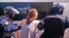 Журналистку из Петербурга задержали на акции в поддержку Сафронова