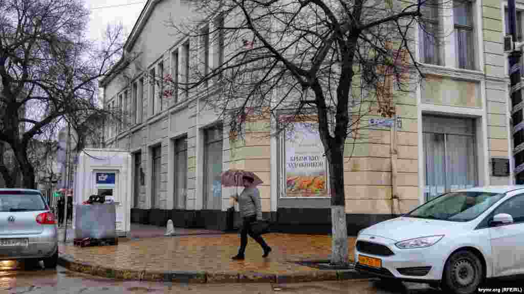 На пересечении улиц Серова и Карла Маркса Дом художника находится с незапамятных времен. С 12 августа 2021 года по распоряжению местного российского правительства его закрыли, о чем гласят два объявления на входной двери