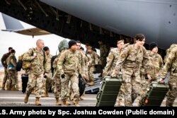 Американские военные прибывают в Германию в рамках дополнительной переброски 2000 солдат для усиления присутствия США в Европе. Февраль 2022 года