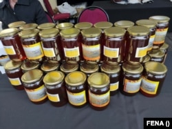 Apicultorii pot vinde mierea doar imediat după ce a fost scoasă din fagure, când este încă în stare lichidă. Apoi, este nevoie de procesare pentru că mierea se întărește, se cristalizează.