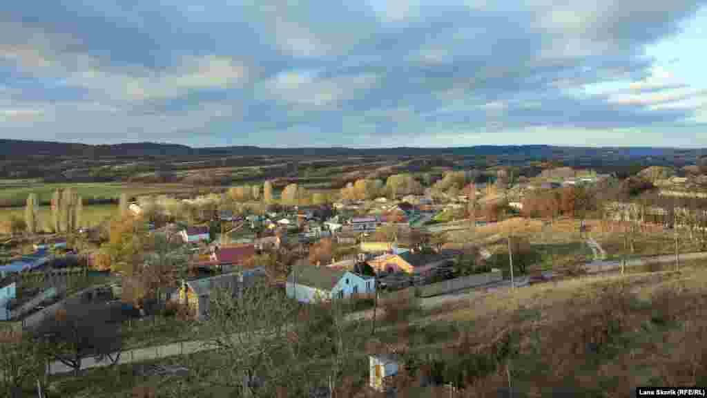 Вид на село Фурмановка Бахчисарайского района с холма на северной стороне села. До 1945 года село Фурмановка называлось Атакчи. Ему несколько сотен лет, первые письменные упоминания относятся к 1679 году. Историки считают, что здесь была вотчина ханского конюха – именно так переводится слово «актачи». Приближенным хан даровал земельные наделы в живописной долине реки Кача
