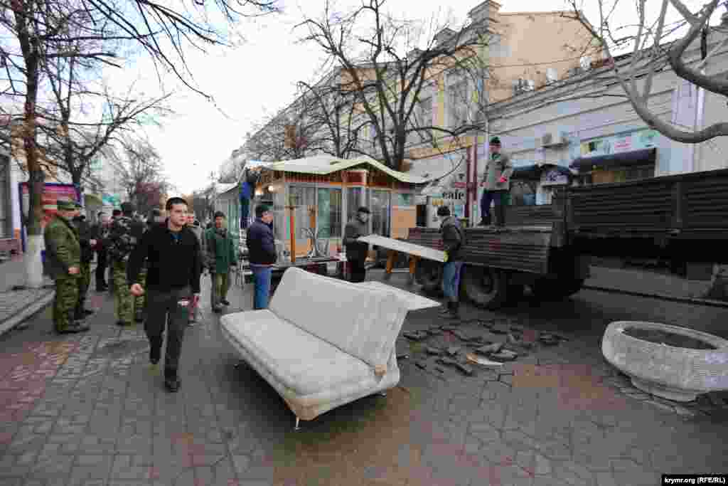 В центре Симферополя демонтируют «Первое русское кафе в русском Крыму», 22 января 2015 года
