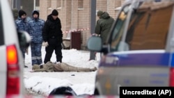 Hetuesit pranë një trupi të pajetë në vendin ku u vranë gjenerali Igor Kirillov dhe asistenti i tij, në Moskë, më 17 dhjetor 2024.