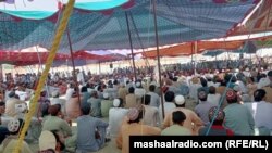 د شمالي وزیرستان اوسېدونکي په احتجاجي غونډه کې ناست دي - د جولای څلورمې انځور