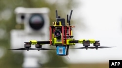 Një i ashtuquajtur dron gjuetar shihet para një njësie sensorësh të lëvizshëm për zbulimin e dronëve, në Gjermani, më 8 tetor 2025.