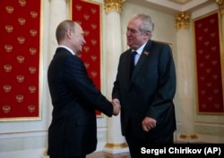 Președintele rus Vladimir Putin (stânga) îl întâmpină pe președintele ceh Milos Zeman la Moscova, în 2015