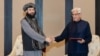 د افغان طالبانو دفاع وزير ملا محمد يعقوب مجاهد له خپل پاکستاني سيال خواجه محمد اصف سره د اوربند تر تړون وروسته روغبړ کوي. د نومبر ۱۹مې انځور
