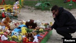 Мужчина возле места российского ракетного удара по жилому району, где погибли 20 человек, Кривой Рог, Украина, 5 апреля 2025 года