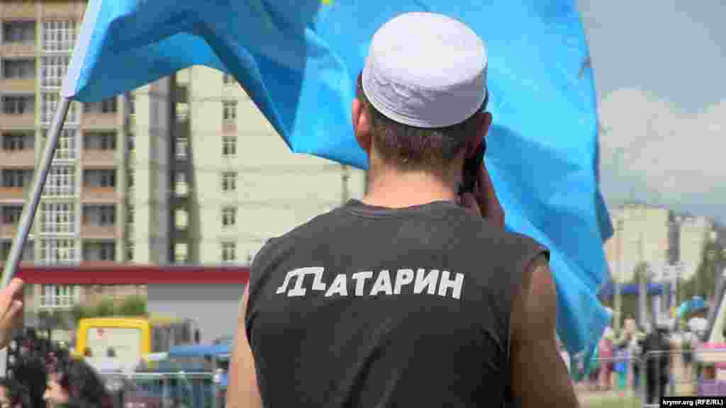 В Симферополе в микрорайоне Фонтаны состоялось празднование Дня национального флага крымскотатарского народа. Крымские татары из Симферополя, Бахчисарая, Судака, Первомайского и Белогорского районов собрались перед импровизированной сценой, где выступали творческие коллективы.
