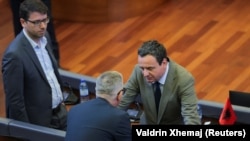 Aljbin (Albin) Kurti, premijer Kosova, u razgovoru sa jednim od poslanika u Skupštini tokom zasedanja iz jula 2025. godine.