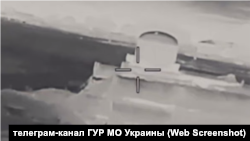 Скріншот відео ГУР МО України, на якому зафіксовано ймовірний удар по російському РЛК-МЦ «Валдай» на аеродромі «Джанкой» у Криму