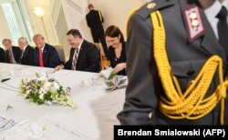 Fiona Hill la Helsinki în 2017, alături de președintele american Donald Trump (al treilea din dreapta), consilierul pentru securitate națională John Bolton (stânga), ambasadorul SUA în Finlanda Robert Pence (al doilea din stânga) și secretarul de stat american Mike Pompeo.