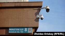 Камера видеонаблюдения на углу здания правительства в Астане. 24 февраля 2025 года
