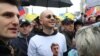 Рэпер Оксимирон (Мирон Фёдоров) в футболке в поддержку Егора Жукова