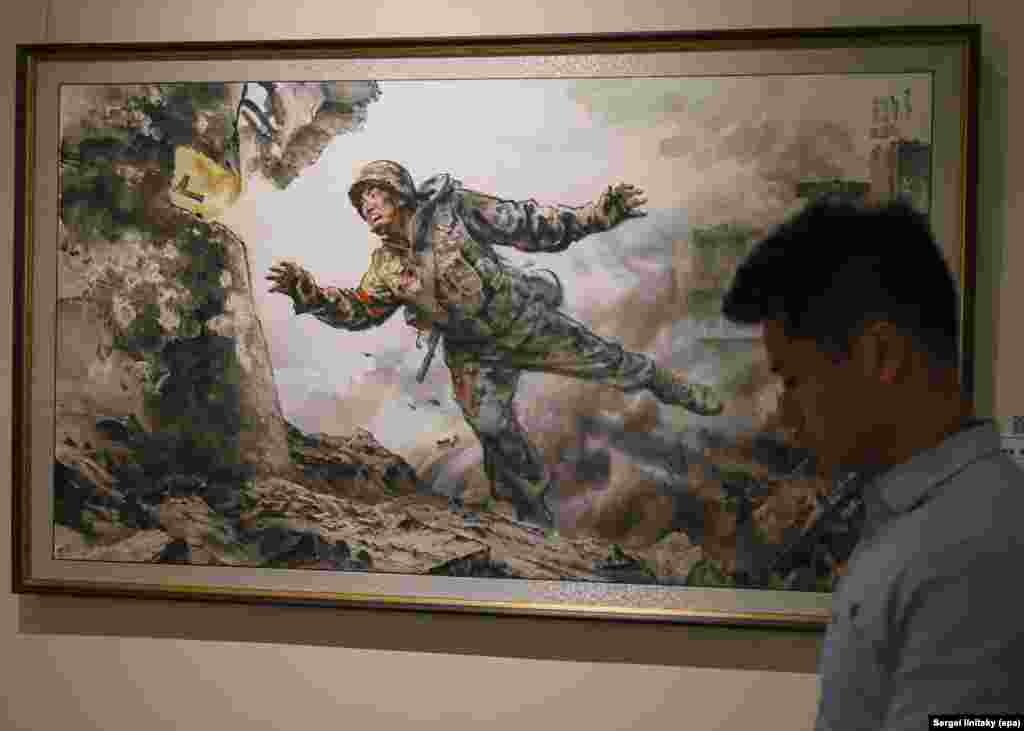 Un tablou intitulat „Dăruindu-mi viața neprețuită”, la o expoziție de artă nord-coreeană de la Moscova, pe 8 octombrie. Este una din lucrările ce înfățișează soldați nord-coreeni duși în Rusia să lupte cu trupele ucrainene.