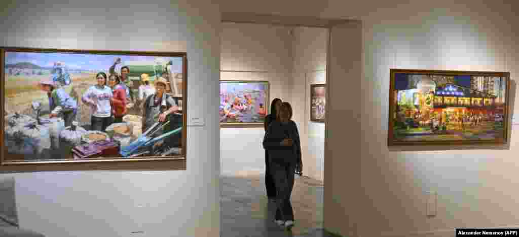 Vizitatori la expoziția din Moscova. Reacțiile rușilor la expoziția de artă au fost contradictorii, o persoană criticând subtil natura pompoasă a picturilor. Un vizitator mai tânăr a spus unui reporter că se așteaptă ca alianța Moscova-Phenian să fie de scurtă durată și să țină „doar pe perioada războiului din Ucraina”.