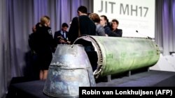 JIT (Совместная следственная группа) 24 мая 2018 года представила обломки ракеты от «Бука», найденные возле места крушения MH17. Россия теперь утверждает, что это была украинская ракета