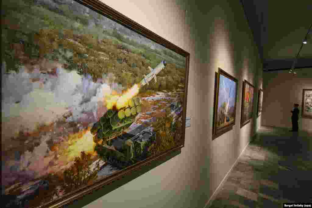 O pictură intitulată „Puterea noastră, racheta Padasuri 6”, la expoziția de la Moscova. Expoziția este alcătuită din 123 de lucrări și - pe lângă pânzele care înfățișează războiul din regiunea Kursk și echipamente militare nord-coreene - prezintă, de asemenea, peisaje și viața cotidiană idealizată din această țară autoritară, cu un regim nemilos.