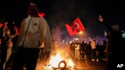 Протестующие выкрикивают лозунги во время столкновений со спецназом во время акции протеста в Стамбуле, Турция, 21 марта 2025 года