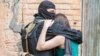Боец добровольческого батальона прощается с девушкой перед отправкой в зону боевых действий на Донбассе. Киев, 3 июня 2014