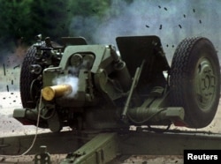 Primele obuziere de 122 mm au fost produse pentru armata bosniacă în 1997, la Novi Travnik, în cadrul programului „Echipare și Instruire” sponsorizat de Statele Unite.