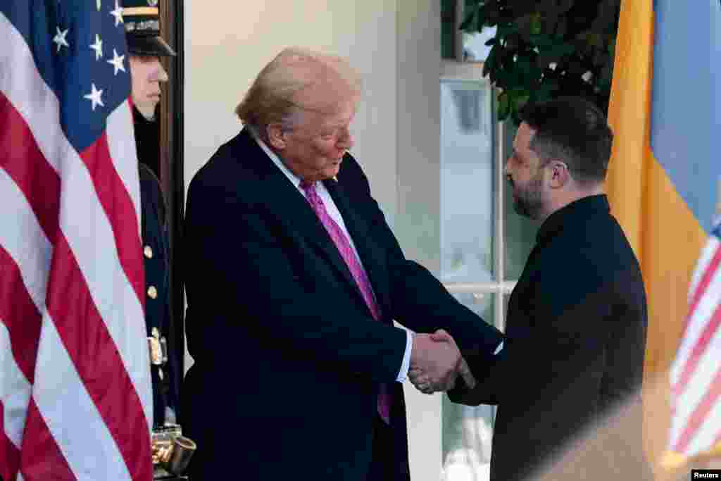 Президент США Дональд Трамп приветствует президента Украины Владимира Зеленского в Белом доме в Вашингтоне, округ Колумбия, США, 17 октября 2025 года. REUTERS/Jonathan Ernst