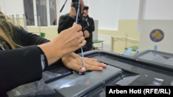 Mbyllja e kutive të votimit në një vendvotim në Mitrovicë të Veriut.
