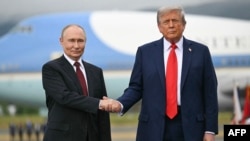 Американскиот претседател Доналд Трамп го пречекува рускиот претседател Владимир Путин на пистата по нивното пристигнување во заедничката база Елмендорф-Ричардсон во Анкориџ, Алјаска, на 15 август 2025 година.