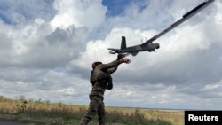 Український військовий запускає дрон на Покровському напрямку, фото ілюстративне