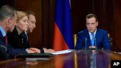 Премьер-министр РФ Дмитрий Медведев встречается с членами кабинета (архивное фото)