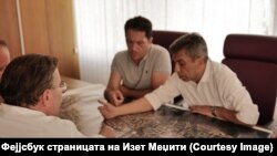 Вицепремиерот Изет Меџити разгледува детален урбанистички план на Чаир