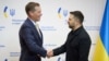 Президент Украины Владимир Зеленский пожимает руку президенту Raytheon Филу Джасперу перед их встречей в посольстве Украины в Вашингтоне, 17 октября 2025 года
