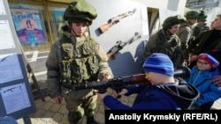 Дети и военная техника на праздновании российского «Дня защитника отечества» в Симферополе, 2020 год