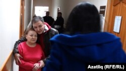 Айрат Дилмөхәммәтов мәхкәмә бинасында әнисе Әдилә белән