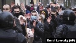 Задержанных участников протеста против ареста одного из лидеров российской оппозиции Алексея Навального ведут под полицейским конвоем. Санкт-Петербург, 31 января 2021 года